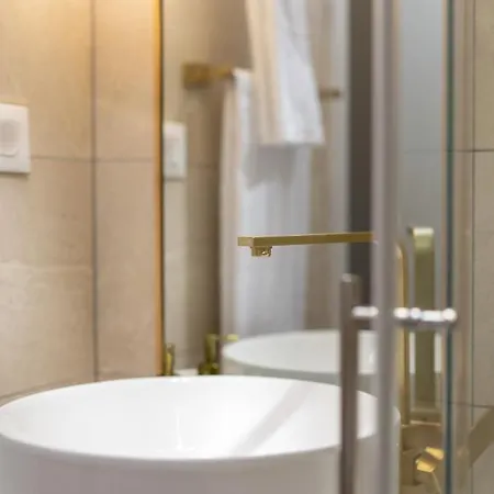 Palace Luxury Apartment *